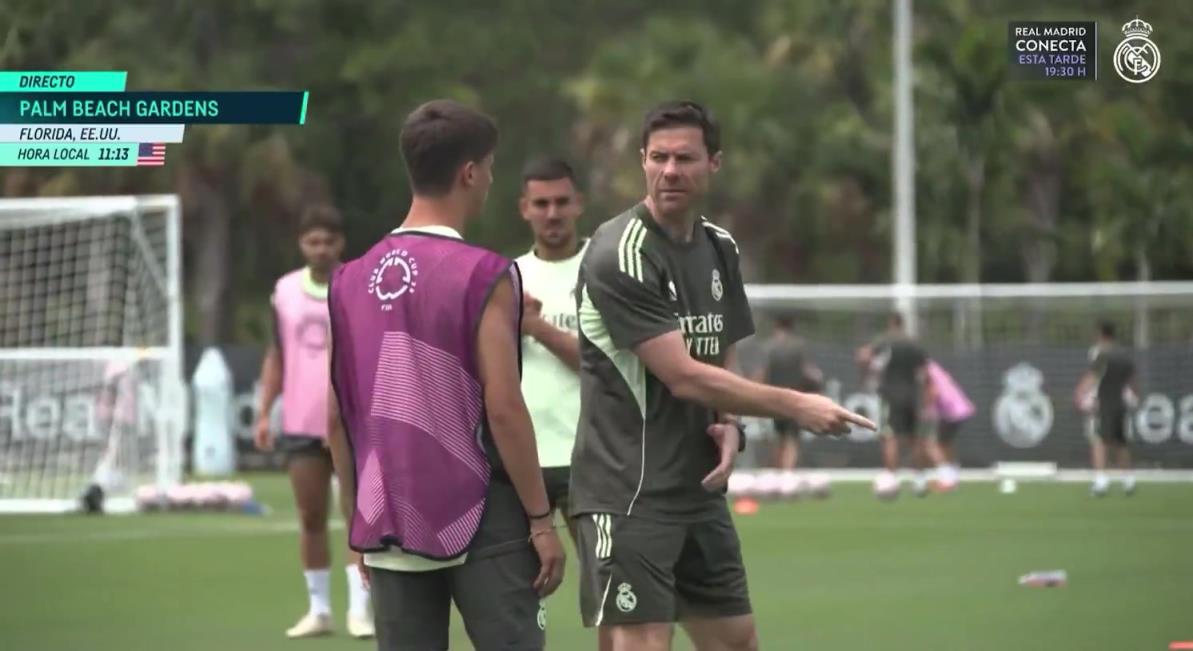 阿隆索细心指导居勒尔踢球细节