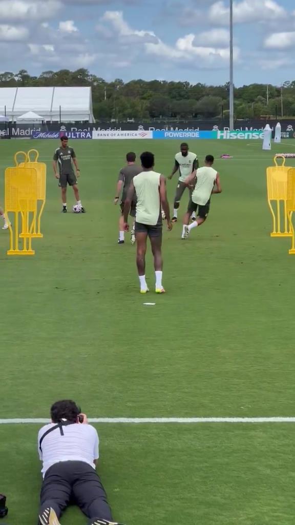 真是细节到位！阿隆索身体力行参与球员训练