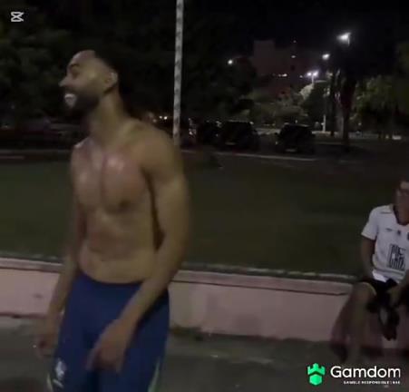 乱杀了孩子们，库尼亚回到巴西老家，和朋友踢起五人制野球