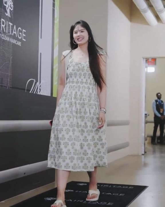 李月汝赛前穿着裙子入场,这么看小宝真的很可爱呀