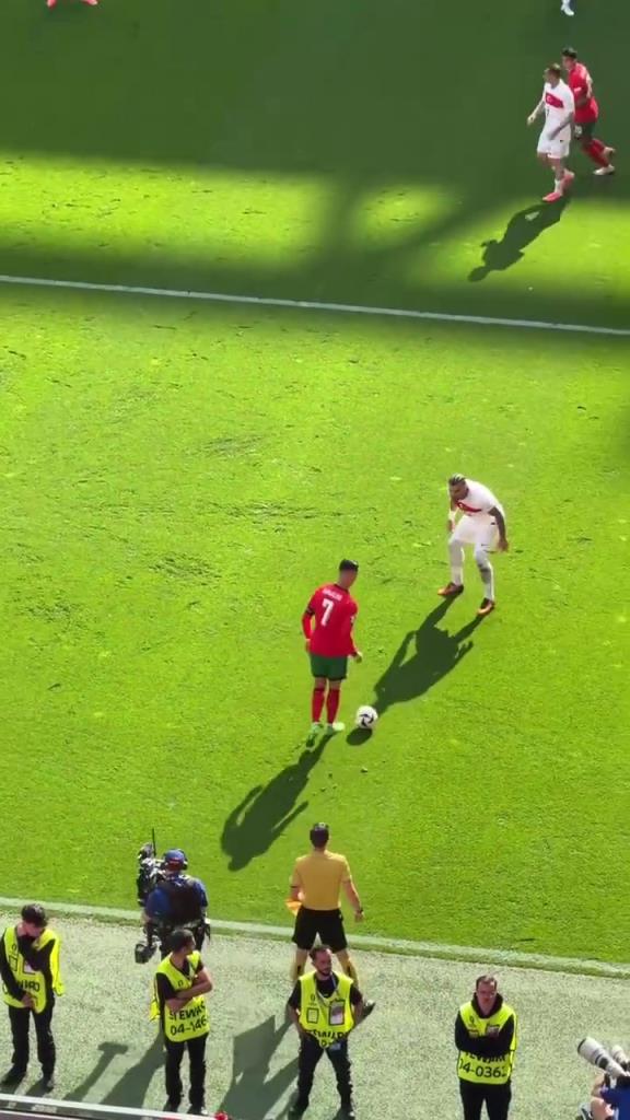 最佳视角!欧洲杯经典时刻:39岁的C罗踩单车晃倒对手!