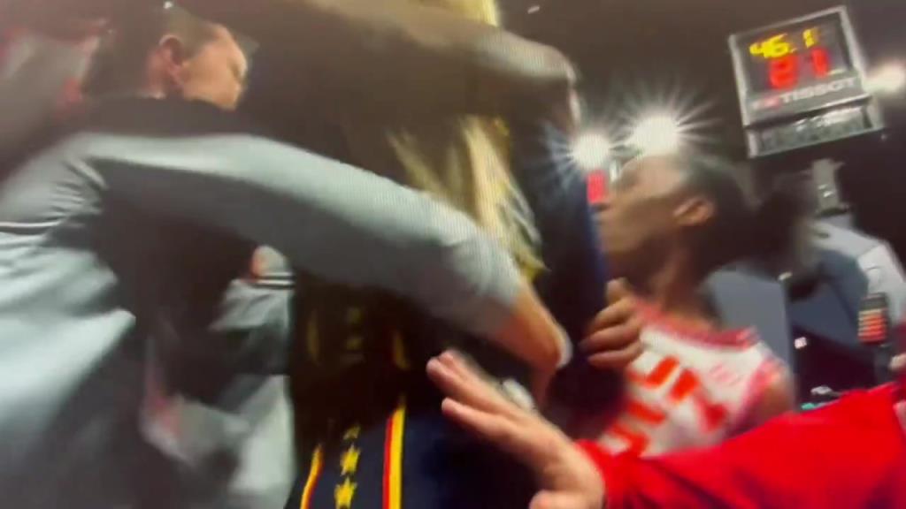 WNBA的妹子们打起架来,也是非常凶狠!各种揪头发!