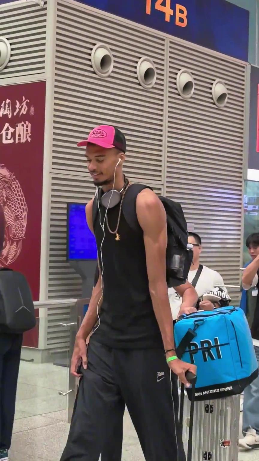 出关了!网友郑州动车站偶遇文班亚马