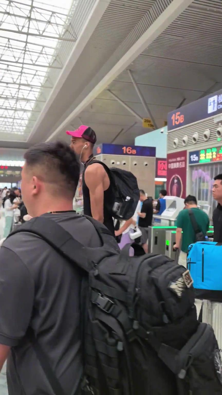 学成下山!文班从河南启程,车站里一览众山小