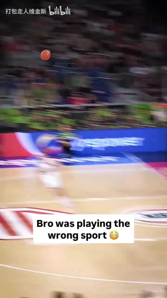 这种球你们敢接吗?后场界外发球单臂一甩队友轻松得分!