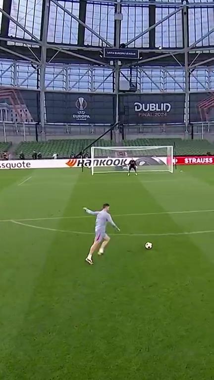 主教练正在热身?阿隆索曾在踩场训练中小试一脚任意球竟直奔死角