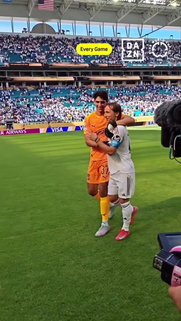 不老传奇!39岁莫德里奇赛后与扑出巴尔韦德点球的布努亲切交流