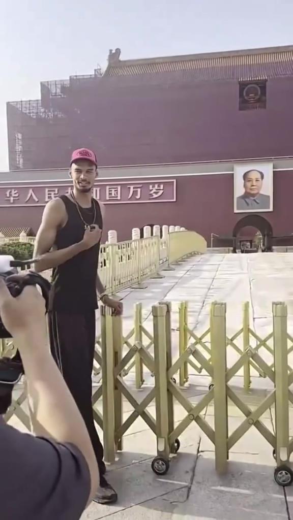 结束少林寺修行后,文班到天安门广场瞻仰了一番+拍照留念~~