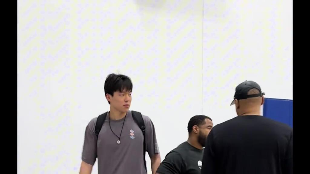 美女记者孟超:刚落地洛杉矶 来探班杨瀚森 希望小杨吃好喝好