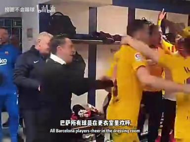 当巴萨合照加维掏出十号球衣,一旁的阿尔巴看了好几眼确认名字