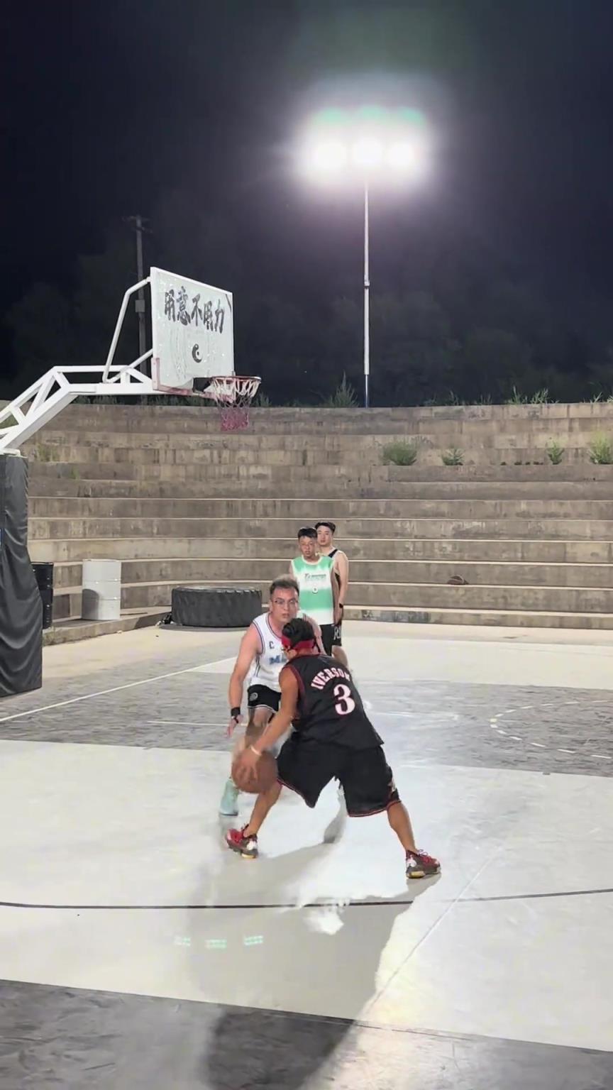 真难防啊!让10后的小朋友体验一下艾弗森大变向过人