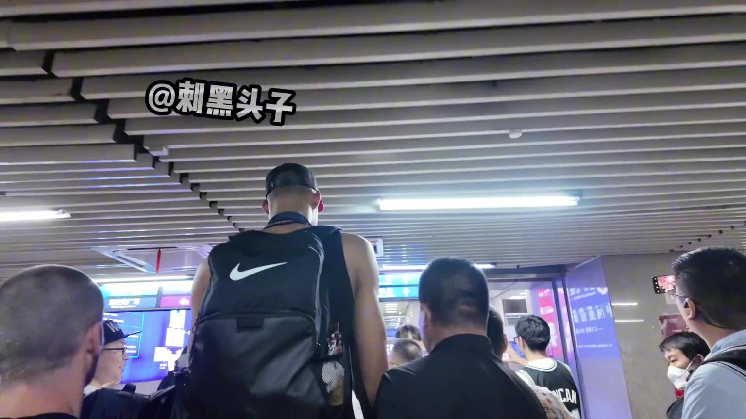 这高度!文班车站里走路差点撞到天花板的指示牌