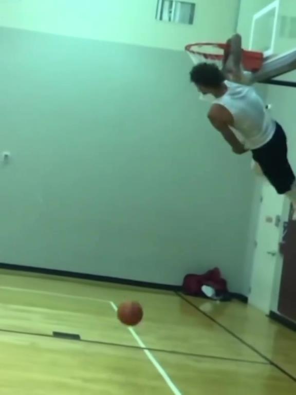 扣篮大赛能看见这种动作就很令人满意了