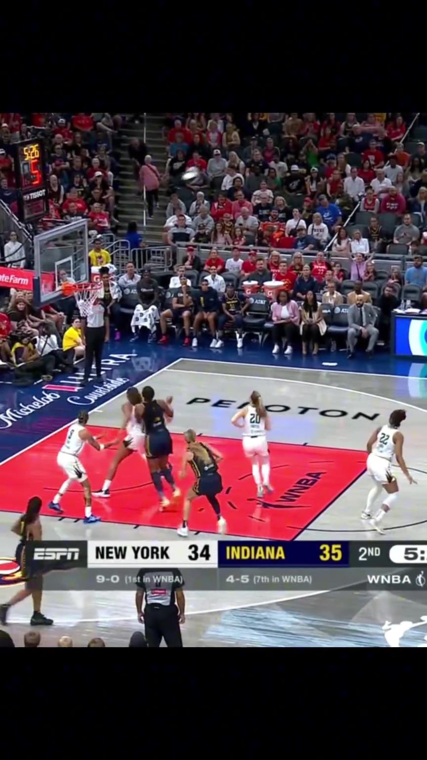 克拉克45秒3记超远三分终结自由人不败,收视女王再证实力!