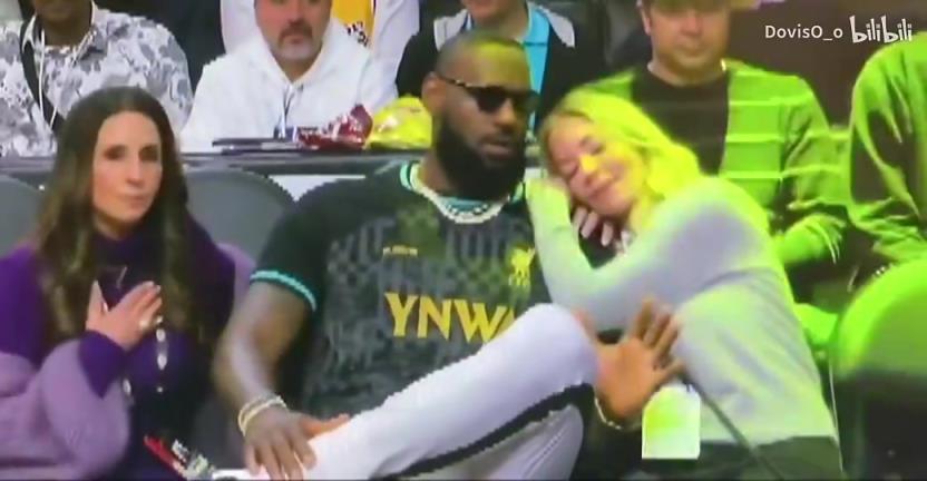 名场面！詹姆斯坐在珍妮阿姨和她的闺蜜之间，逗得两个人花枝乱颤