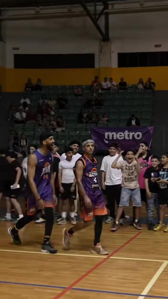 这波装到了！三分线外转体360出手三分命中 可以吹一辈子啊~