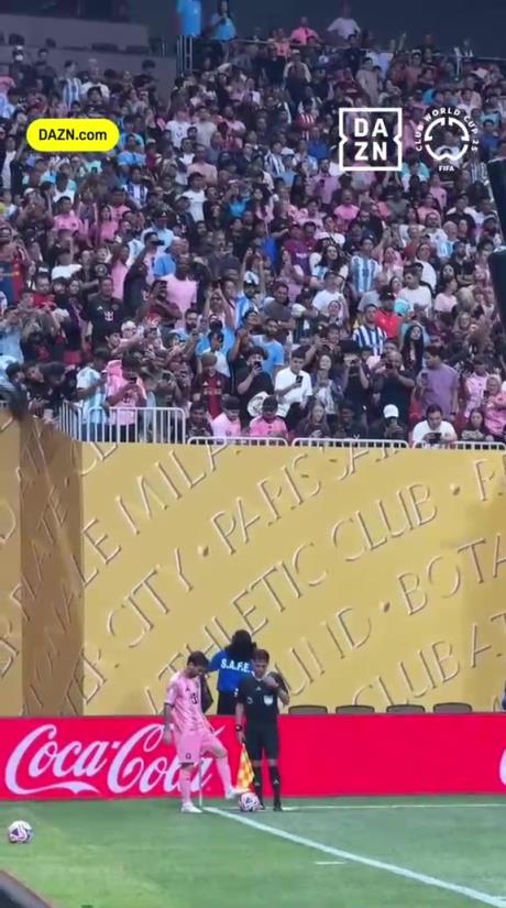 全场焦点!梅西主罚角球球迷纷纷站起拍摄!