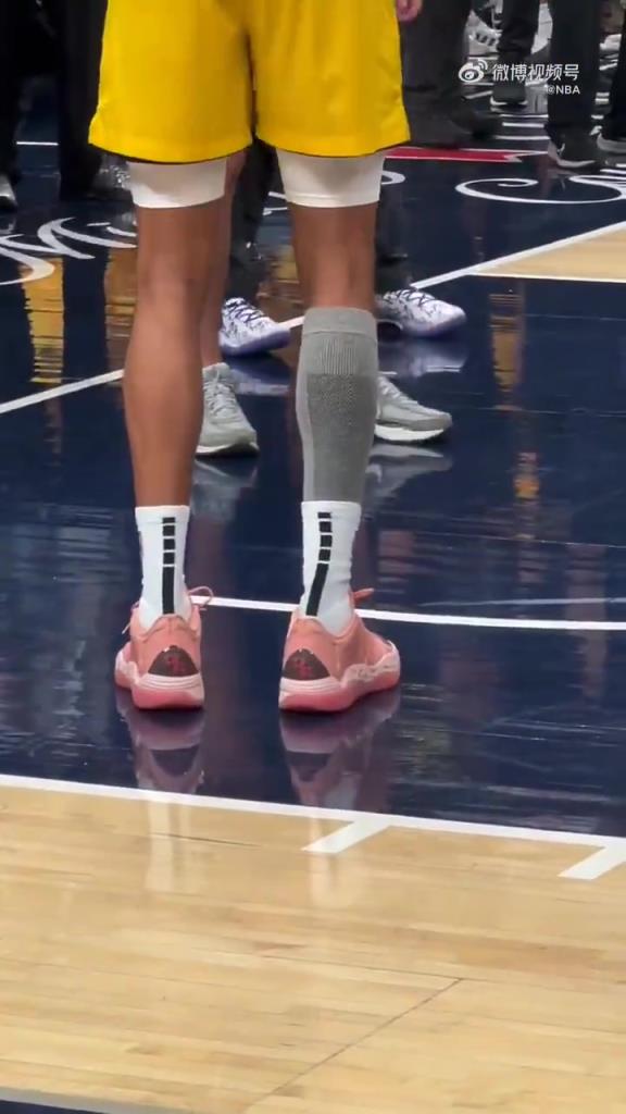 生死战绝不退缩!镜头给到了特写 哈利伯顿佩戴护具进行热身