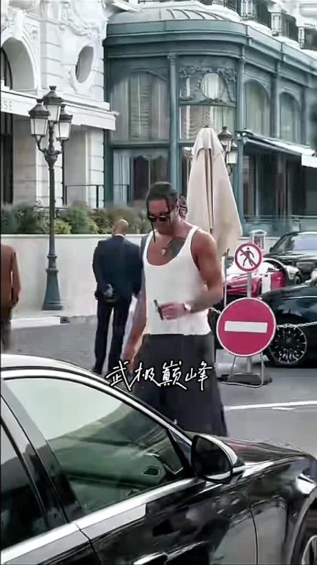 网友在摩纳哥偶遇戈登 这魁梧的身材太帅了!