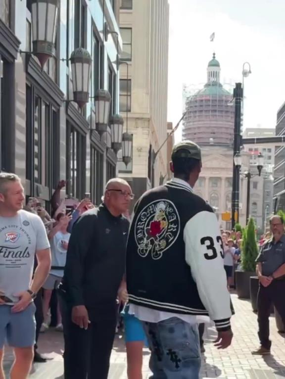 都不白来!亚历山大就穿梭人群中 为赶赴客场雷霆球迷依次签名