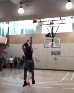 野球场的三少和老詹,感觉老詹得分是最轻松的