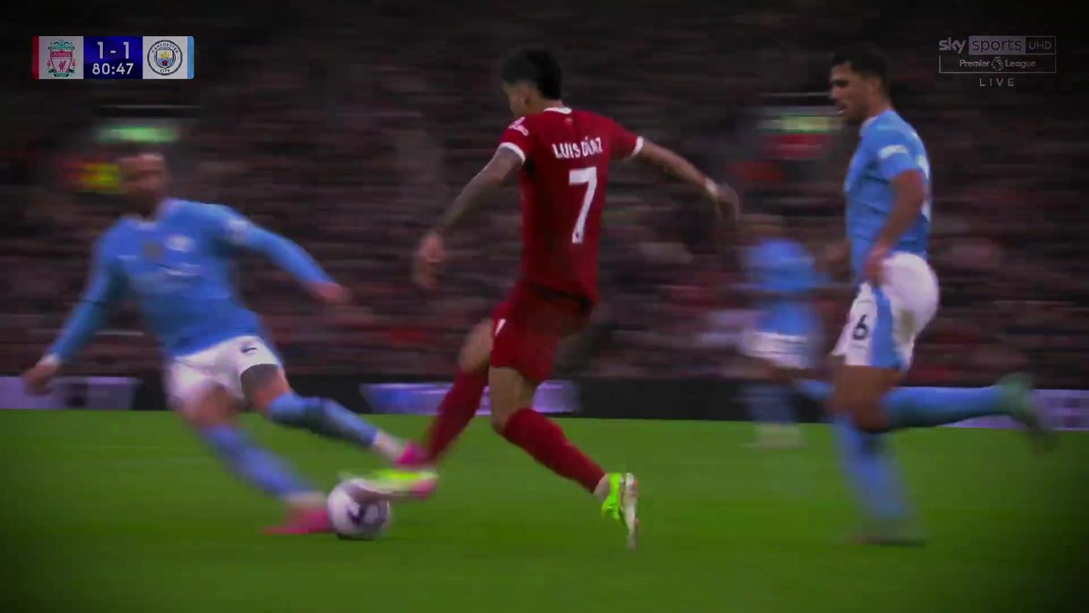 太猛了!面对沃克与罗德里双人防守,迪亚斯就这样过掉了他们....