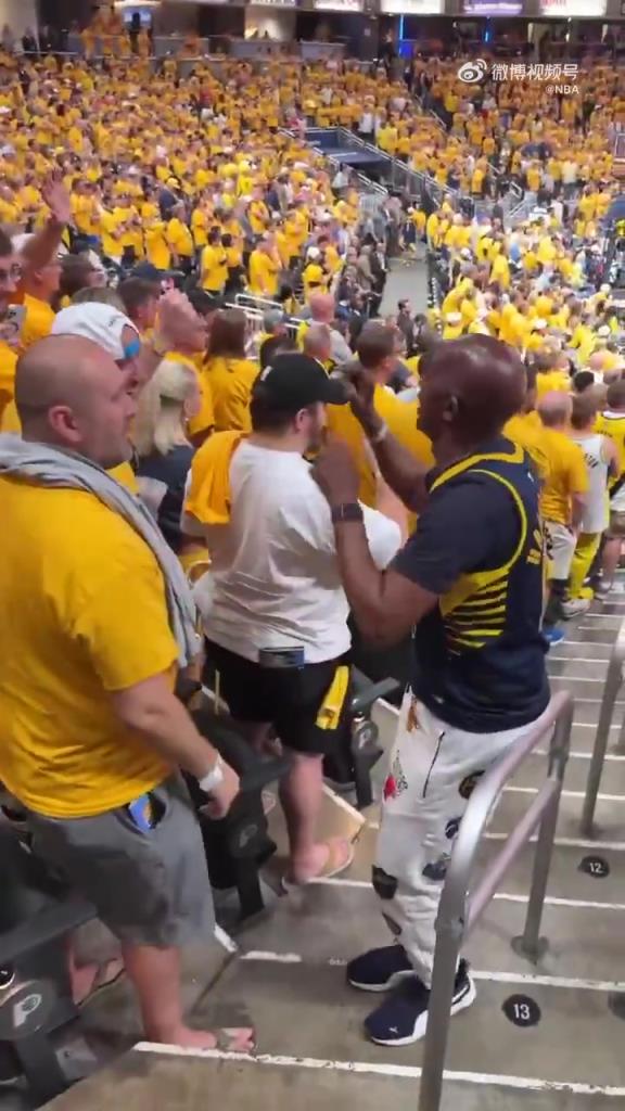 One more!哈利老爹和主场球迷一同庆祝