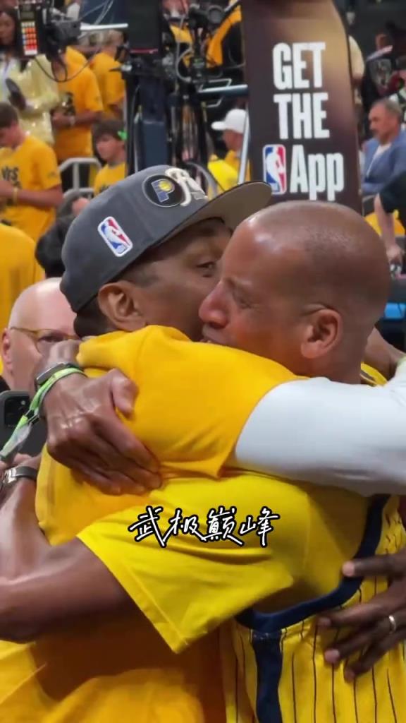 迟来的拥抱!雷吉米勒拥抱曾经的小弟阿泰斯特~