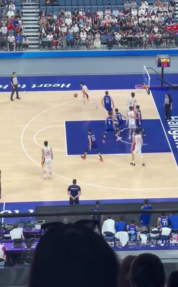 传来传去最后篮下强打被帽!中国男篮这次配合让人看着真闹心!