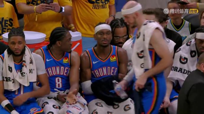 雷霆落后非常多,但亚历山大和杰伦威场下依旧很淡定,交流技战术