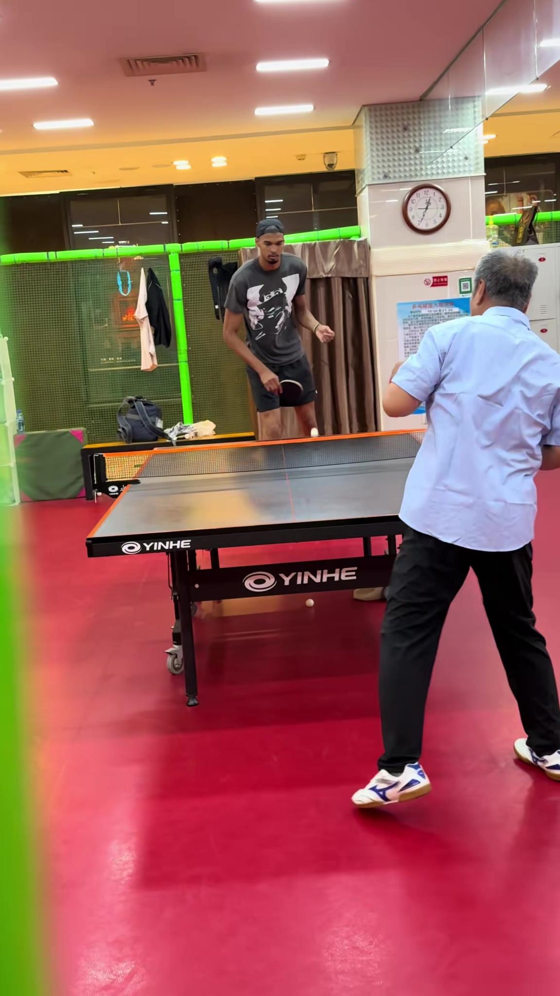 好家伙,文班亚马来趟中国,连乒乓球都玩得这么6了