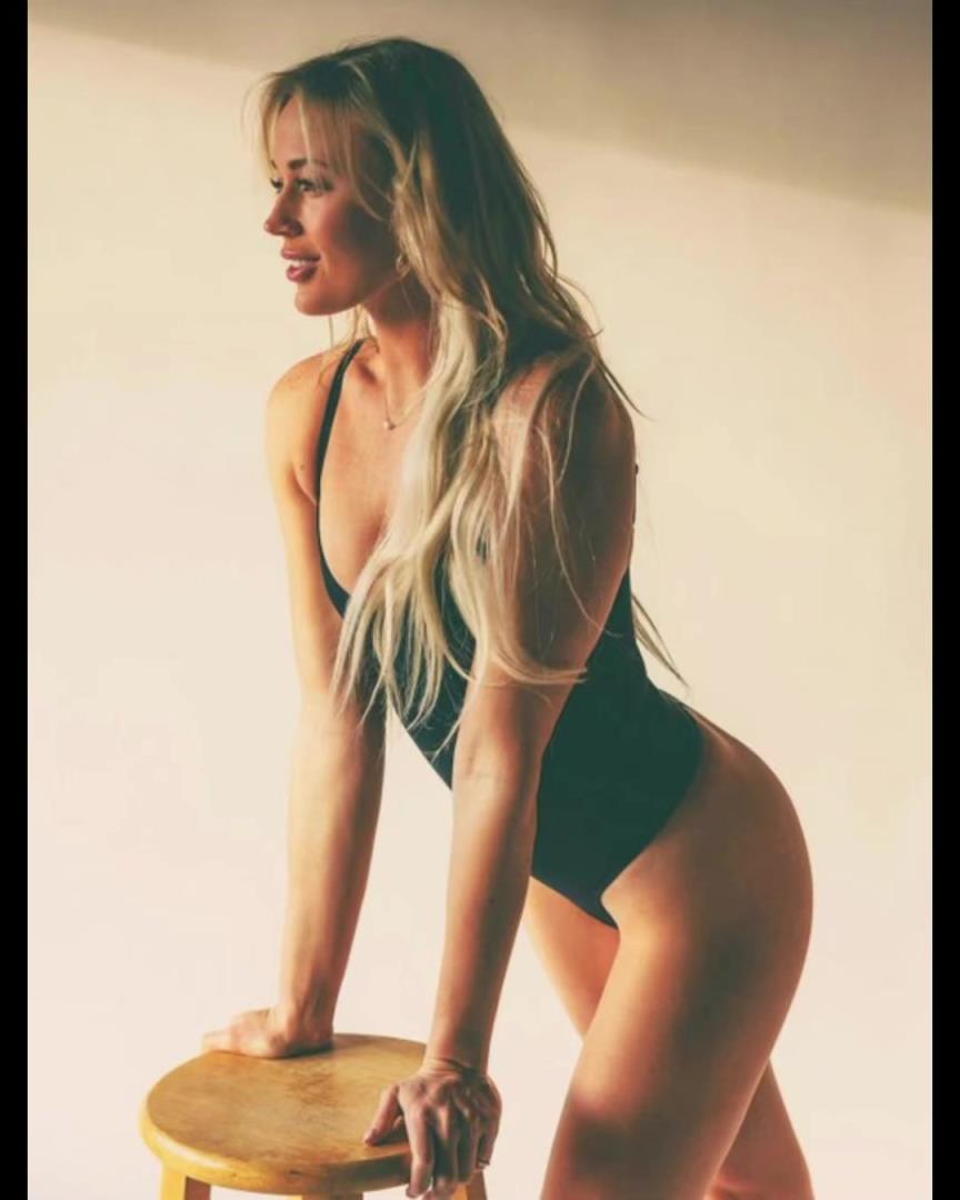 当红炸子鸡!狂热队赛前放苏菲-坎宁安美照:我们的保镖