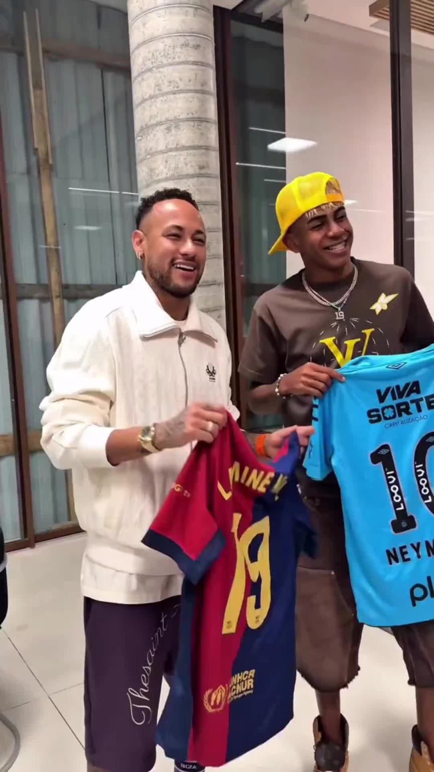 跟着马儿哥混！亚马尔在巴西与内马尔度过愉快的一天