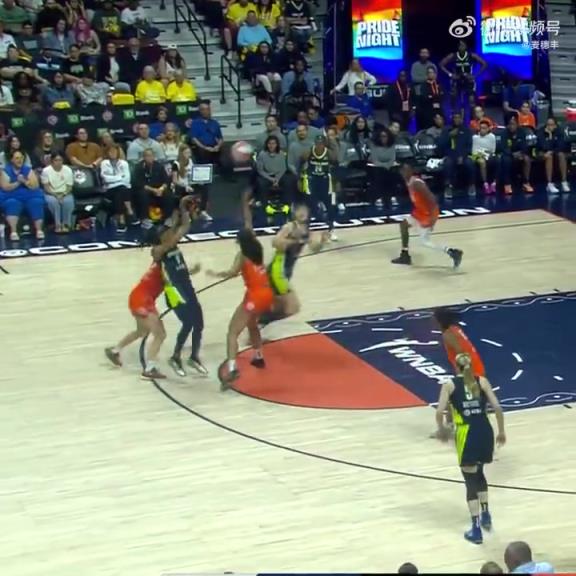 小宝渐入佳境!李月汝这掩护真的瓷实,顺下上篮也是相当丝滑!