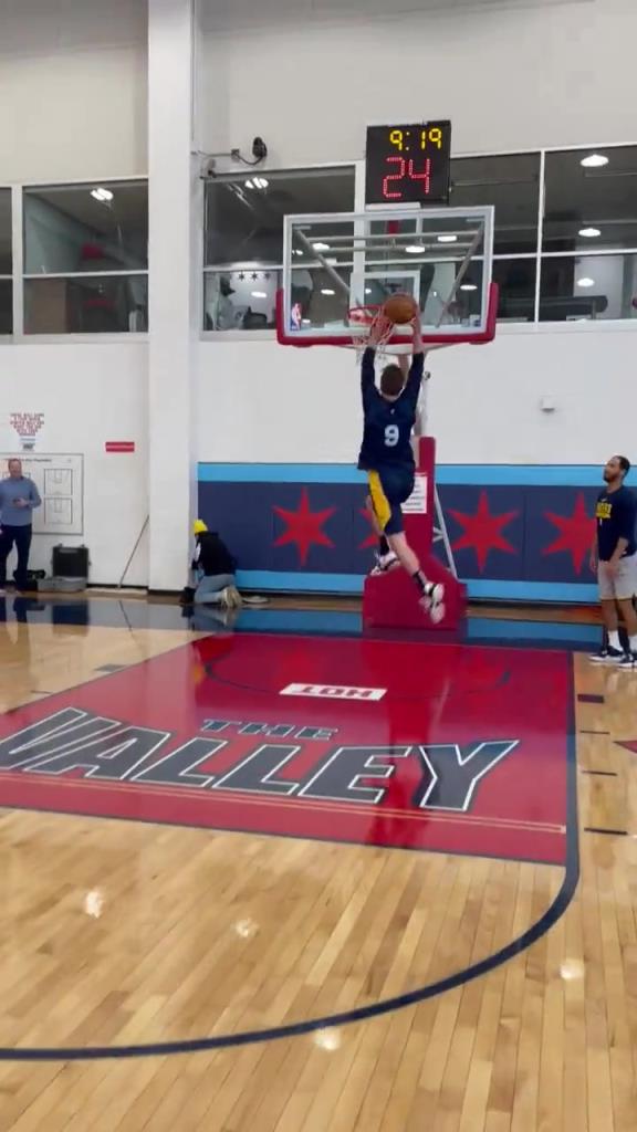 别看他是老将且不高 麦康奈尔双手灌篮还是挺轻松的!