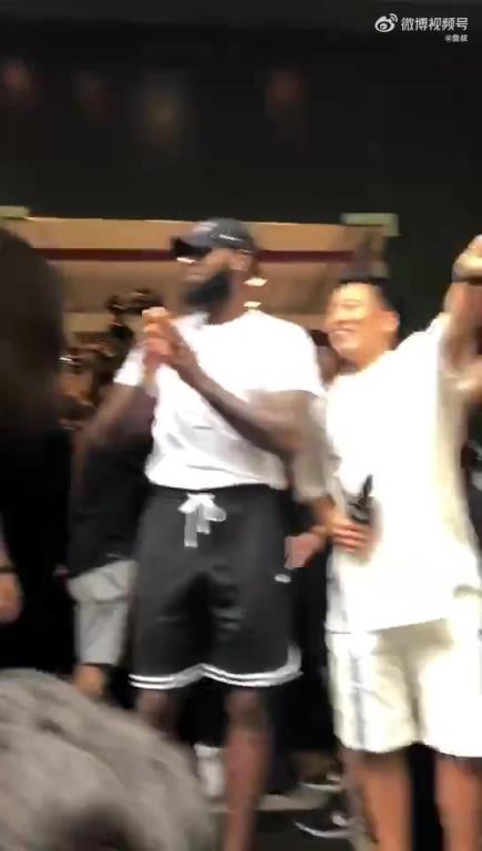 据说今年又要中国行?詹姆斯上一次中国行的样子,你们还记得吗?