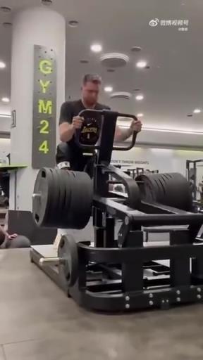 看来是下了决心减肥的!东契奇蹲腿能蹲这么大重量?