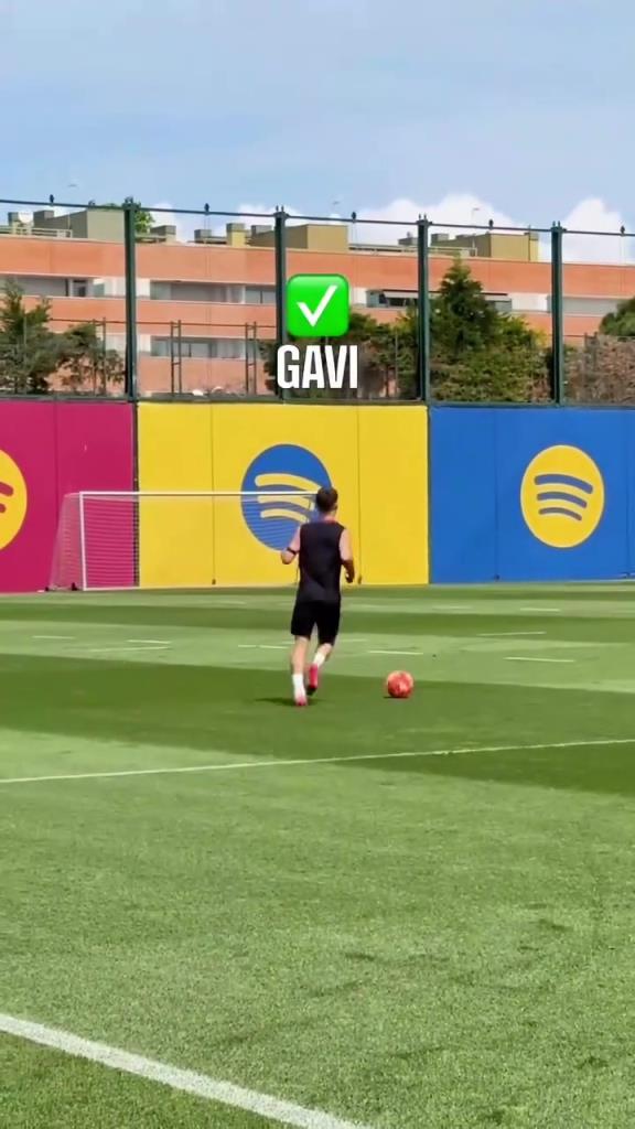 天气真好啊！此前巴萨队内的停高空球挑战！莱万真潇洒啊！