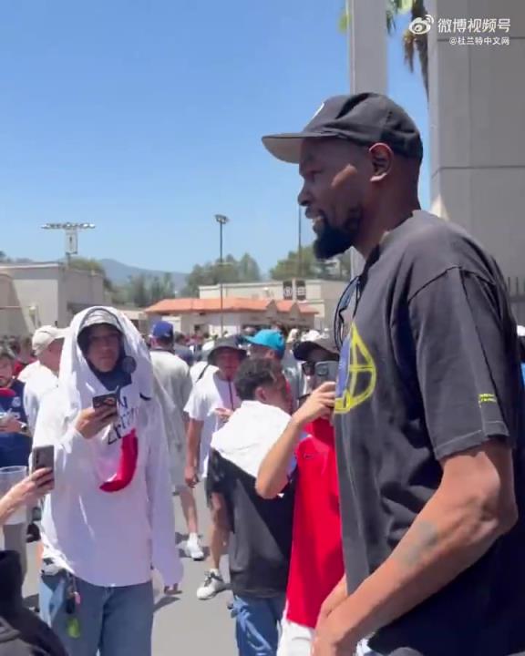 你会被交易去哪!杜兰特来到巴黎,观看对阵马竞的世俱杯比赛