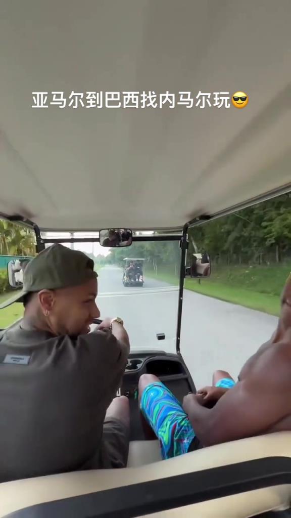 内马尔开车带着小老弟亚马尔逛街，在娱乐这方面内马尔是专业的~