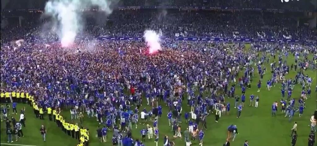 这就是足球!皇家奥维耶多时隔24年重回西甲,上千球迷冲入场内