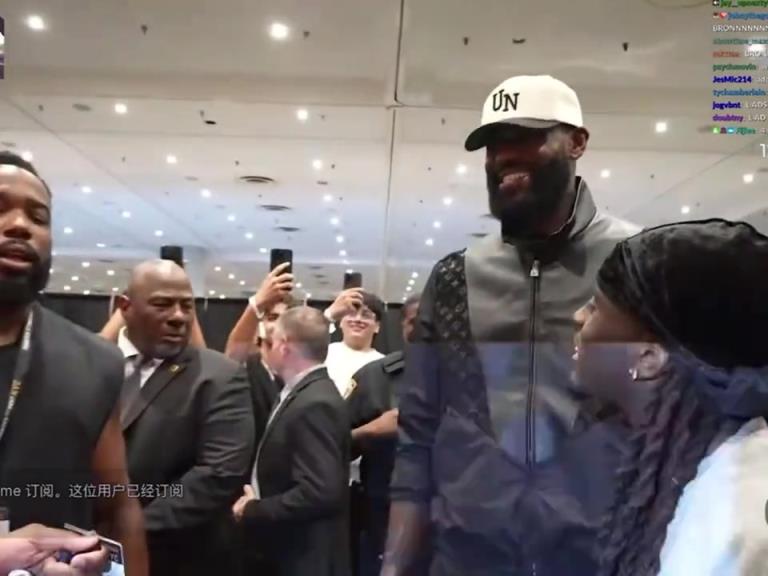 詹姆斯出镜顶流网红Kai cenat直播 现场狂热球迷获得签名球衣