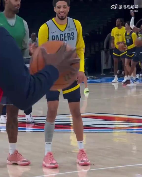 轻伤不下火线!哈利伯顿备战抢七大战 受伤小腿依旧裹着护具