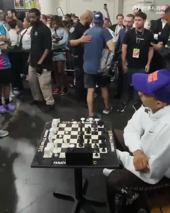 和他试试中国象棋!文班亚马休赛期生活丰富,与球迷玩国际象棋