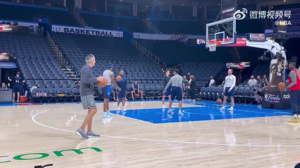 备战赛季最后一战!亚历山大进行罚球训练,手感稳定