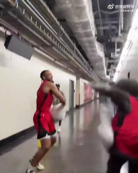 这个画面也太欢乐了!狄龙拿着枕头暴打火箭吉祥物!