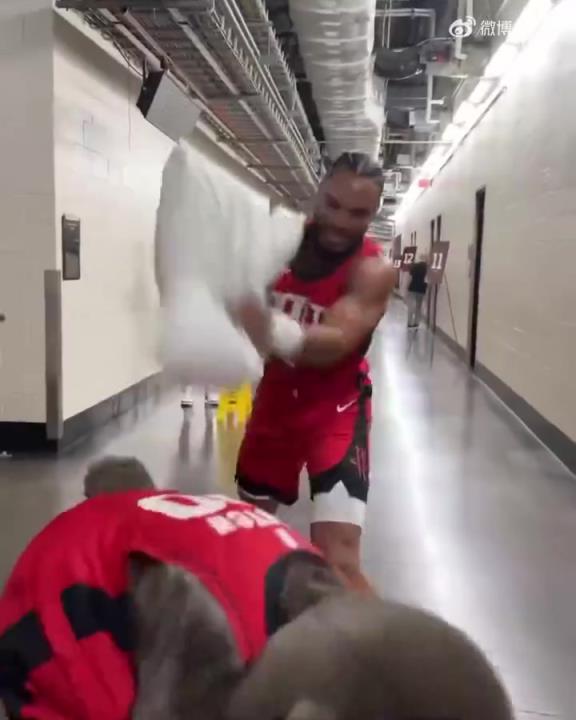 交易了!狄龙此前球员通道暴打火箭熊 这画面以后再也看不到了~