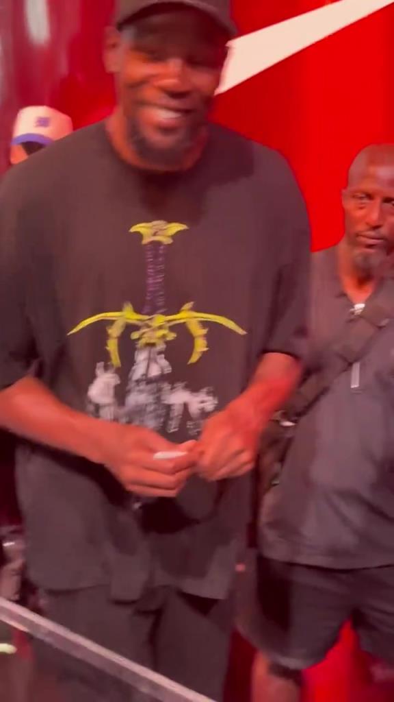 开心哈!杜兰特在Nike展台上为球迷签名~