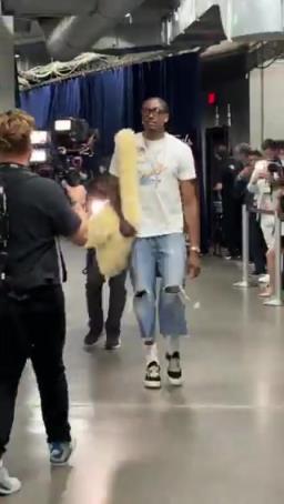 老八杰伦今日入场一副大男孩穿搭~