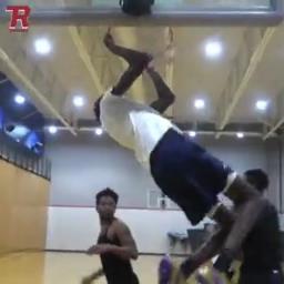 波尔波尔在野球场上简直就是杜兰特的存在,各种为所欲为~